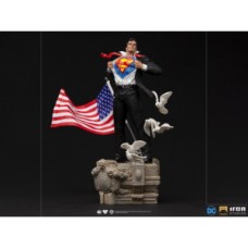 DC Comics: Superman - Deluxe Clark Kent 1:10 Scale Statue